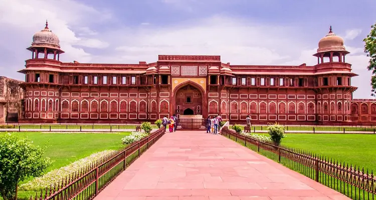 Why Agra is famed the most on the triangle circuit?