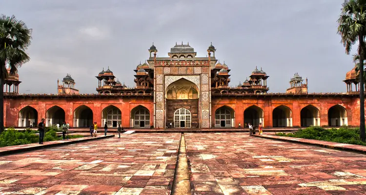 Explore the gigantic domes At – Akbar’s Tomb