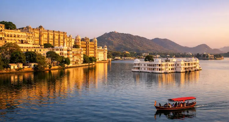 2.Amuse yourself with the Lake Pichola in the Udaipur Tour