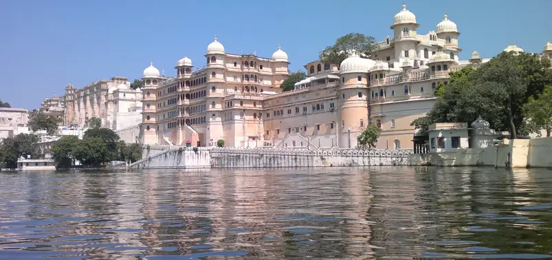 Scenic-view-of-a-historic-palace-situated-by-the-lake