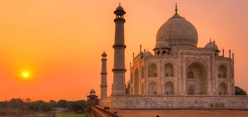 The Taj Mahal at Sunrise: A Peaceful Beginning to the Day