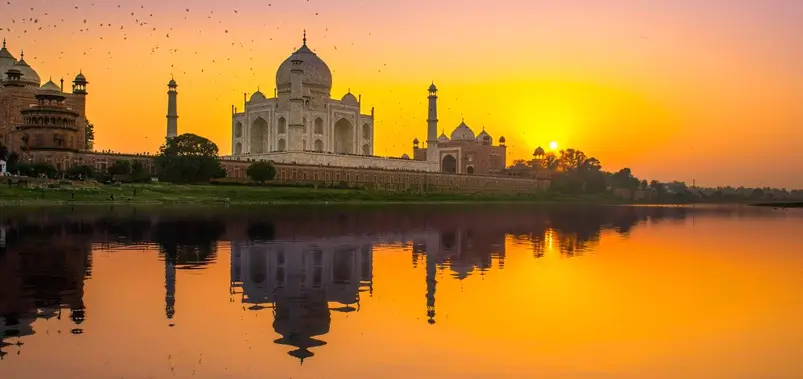 The Taj Mahal at Sunset: Warm Colours and a Romantic Atmosphere
