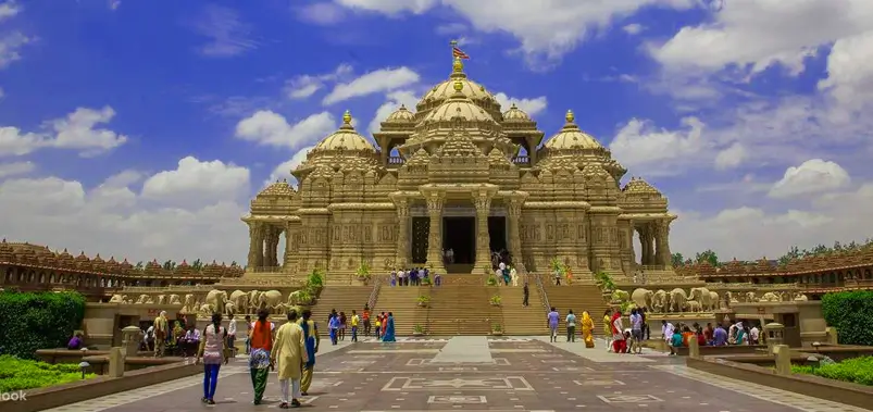 Grand architecture of the Akshardham Temple with intricate carvings in Delhi.