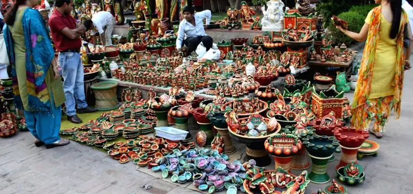 Dilli Haat INA vs Traditional Markets: Which Is Better?
